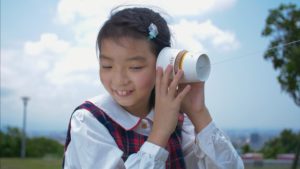 Gadis mendengarkan suara