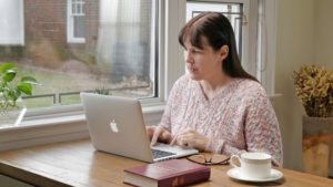 Saudari melihat informasi di komputer