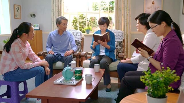 Pertemuan keluarga Kristen untuk membaca firman Tuhan