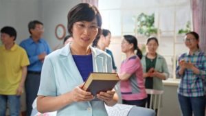 Wanita Kristen wanita menerima Injil Kerajaan