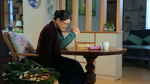 wanita kristen berdoa ketika sakit