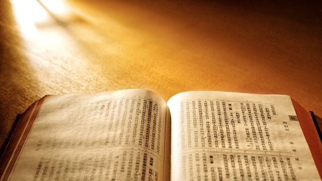 Alkitab adalah satu-satunya dasar dari iman kita. Kalian memberitakan bahwa Tuhan Yang Mahakuasa telah datang untuk mengungkapkan firman Tuhan, dan meminta kita membaca firman Tuhan yang baru. Bukankah ini telah meninggalkan Alkitab? Bukankah meninggalkan Alkitab adalah kemurtadan?