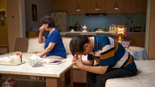 Saya telah menikah selama 20 tahun dan berpikir bahwa hubungan dengan suami saya sangat kuat, tetapi sekarang suami saya berselingkuh, yang membuat saya sangat derita. Saya tidak tahu bagaimana menghadapinya. Bolehkah saya bertanya: Bagaimana saya bisa keluar dari penderitaan ini?